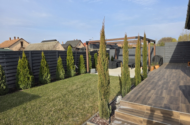 Eladó ház modern elegancia és kétgenerációs lehetőség Kecskemét kedvelt kertvárosában