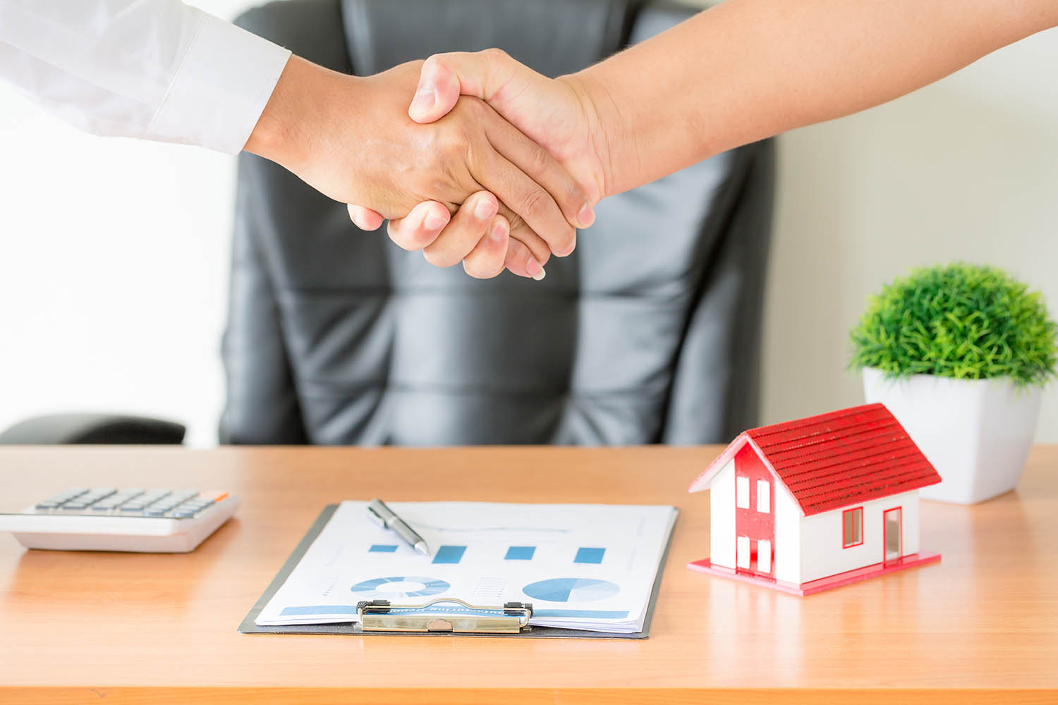 tenyerünkön hordozzuk a megbízását